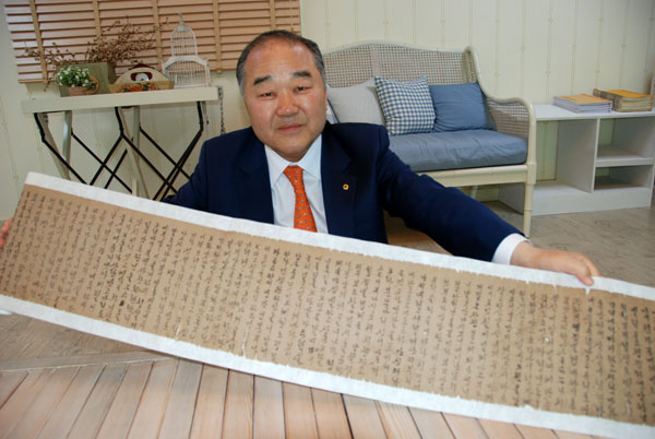 임시정부 초대 국무령을 지낸 석주 이상룡 선생의 부인 김우락 여사가 만주 망명과 항일 독립운동 과정을 소상히 써내려간 내방가사가 발견돼 학계의 관심을 끌고 있다. 석주 후손 이재업 회장이 내방가사에 대해 설명하고 있다. 엄재진 기자