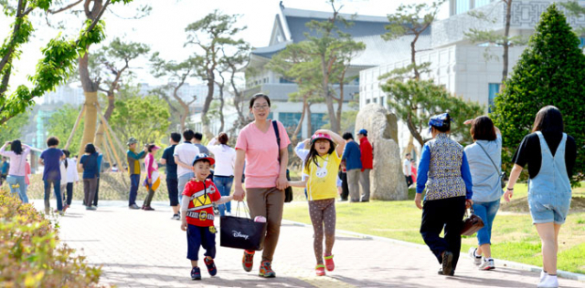 전통한옥 양식의 공간배치와 전통미를 살린 시설물로 입소문이 나면서 경북도청 신청사를 찾는 가족 단위 방문객이 줄을 잇고 있다. 경북도청 제공