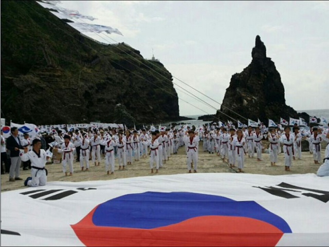 광복절인 15일 독도에서 열린 태권도 플래시몹 행사. 경북도 제공