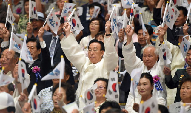15일 경북도청에서 열린 제71주년 광복절 경축행사에서 김관용 도지사를 비롯한 참석자들이 만세 삼창을 하고 있다. 경북도 제공