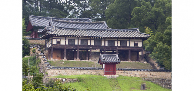 구미 선산읍 교리에 있는 조선시대 향교인 선산향교. 포은 정몽주, 죽계 조용, 별동 윤상, 강호 김숙자, 점필재 김종직(김숙자의 아들), 한훤당 김굉필 등으로 이어지는 영남사림학맥의 수많은 인재를 배출한 곳이다. 김숙자 선생은 12세 때인 1405년(태종 4년) 야은 길재에게 수학한 후 16세에 이곳 선산향교에 입교했다. 그 후 1439년(세종 21) 선산향교 교수로 부임해 많은 인재를 배출했다.