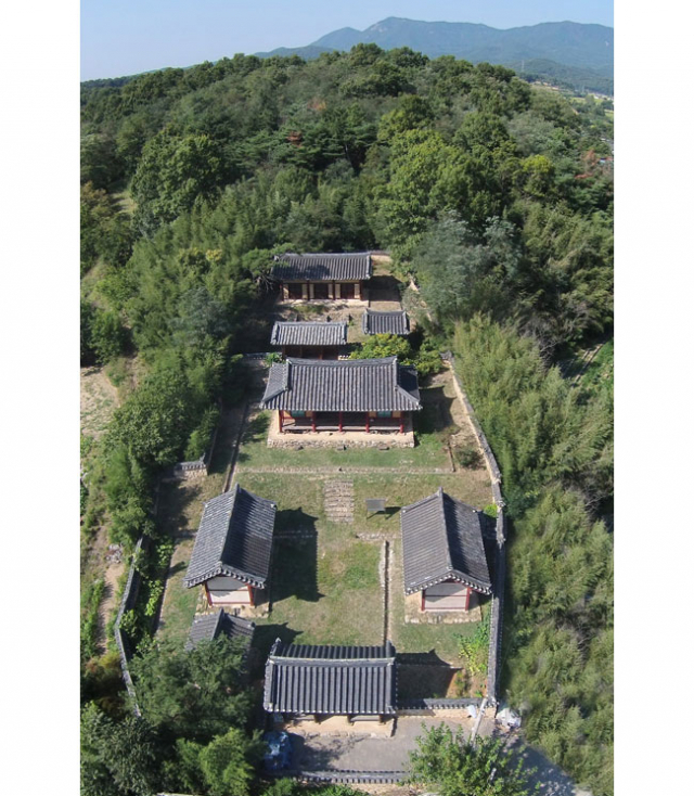 구미시 해평면 낙성리에 있는 낙봉서원. 1647년(인조 25)에 창건된 이곳은 김숙자, 김취성, 박운, 김취문, 고응섭의 위패를 모시고 있다. 1787년(정조 11)에 사액을 받아 사액서원이 됐지만 1868년(고종 5) 흥선대원군의 서원철폐령으로 없어졌다가 1931년 유림들에 의해 복원됐다.