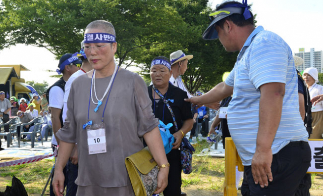 삭발 기록으로 한국 기네스(한국기록원 공식 최고기록)에 등재하기 위해 관계자들이 삭발에 참여한 군민들을 세고 있다. 이날 삭발식에는 908명의 군민들이 참여해 한국 기네스에 등록됐다. 성일권 기자 sungig@msnet.co.kr