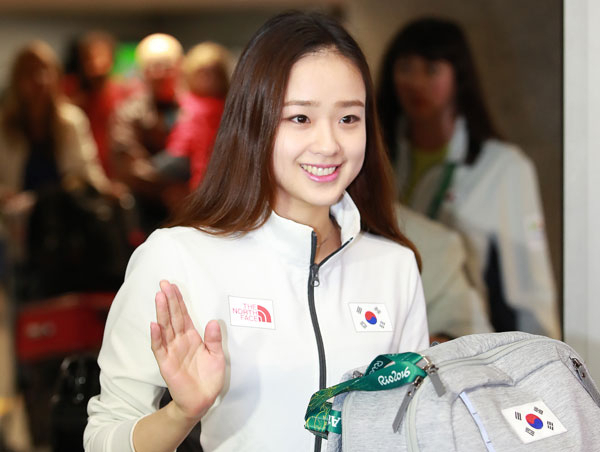올림픽 메달을 노리는 손연재가 16일 브라질 리우데자네이루의 갈레앙 국제공항에 러시아 리듬체조 대표팀과 함께 도착했다. 연합뉴스