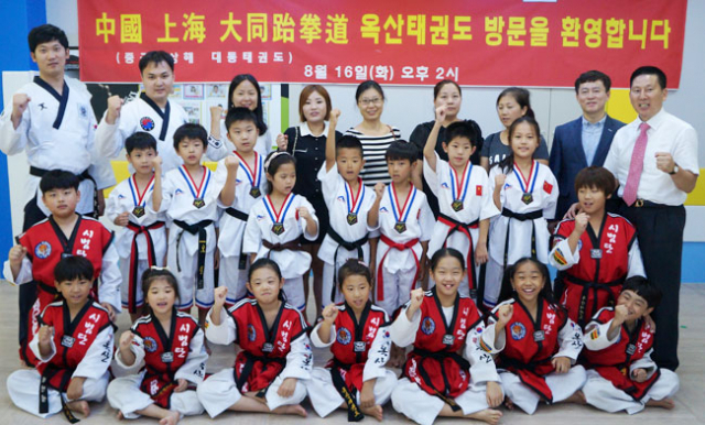 중국 상하이 대동태권도장 수련생과 학부모들이 16일 자매결연을 한 경산 옥산태권도장 수련생들과 함께 포즈를 취했다. 김교성 기자