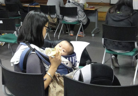 영양플러스 교육에 참석한 한 산모가 아기에게 우유를 먹이고 있다. 봉화군 제공