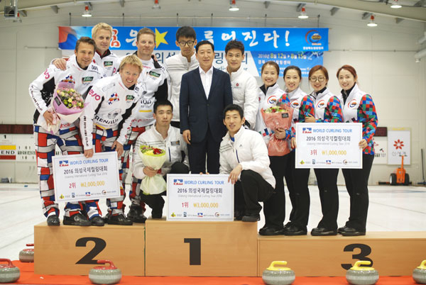 2016 의성국제컬링대회에서 1~3위를 차지한 경북체육회 남녀팀과 노르웨이 울스로드팀 선수들이 시상식에서 기념촬영하고 있다. 경북컬링협회 제공