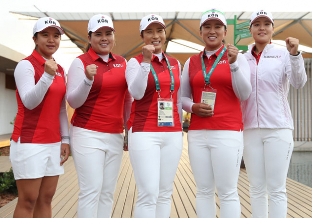 한국 여자 골프 대표팀의 김세영, 박인비, 박세리 감독, 양희영, 전인지(왼쪽부터)가 16일 브라질 리우데자네이루 올림픽 골프 코스에서 훈련을 마치고 파이팅을 외치고 있다. 연합뉴스