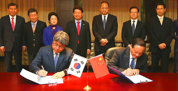 대구의 물기업인 (주)우진이 중국 샤오싱수처리유한공사에 40억원 상당의 교반기 납품 계약을 따냈다. 올해 4월 우진과 샤오싱 측 기술합작 협약(MOU) 모습. (주)우진 제공
