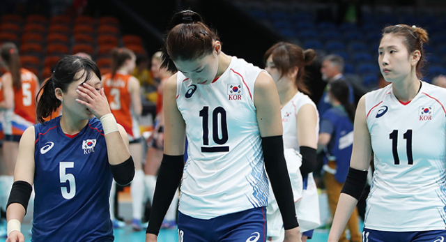 한국 여자배구 대표팀이 여자배구 8강전 네덜란드와 경기에서 세트스코어 1-3으로 패해 4강진출이 좌절됐다. 김연경과 선수들이 고개를 떨군 채 경기장을 나가고 있다. 연합뉴스