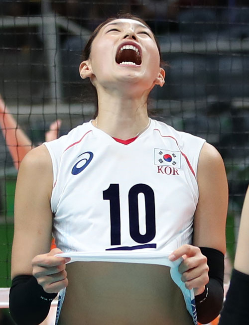 한국 여자 배구 대표팀의 김연경(왼쪽)이 16일 열린 리우 올림픽 여자 배구 8강전 네덜란드와 경기에서 패한 뒤 아쉬움을 감추지 못하고 있다. 연합뉴스