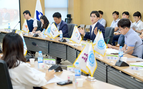 경북도 김장주 행정부지사와 젊은 직원들이 17일 도청에서 신도청 시대의 성공을 위한 아이디어 회의를 열고 소통했다. 경북도 제공