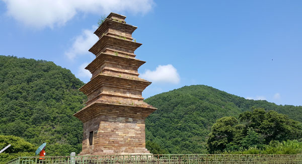 입암면 산해리의 국보 제187호 봉감모전5층석탑