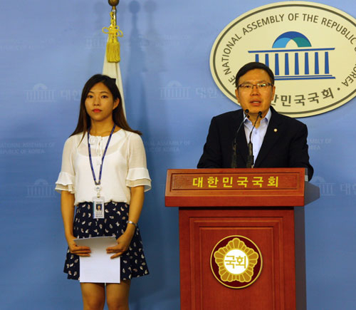 18일 국회 정론관 기자회견장에서 정태옥 새누리당 국회의원과 입법보조원 이시윤 씨가 고등교육법 개정안을 설명하고 있다. 정태옥 의원실 제공