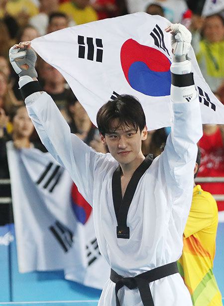 18일(현지시간) 브라질 리우데자네이루 바하 카리오카 경기장 3에서 열린 2016 리우올림픽 태권도 남자 -68kg급 동메달 결정전에서 한국 이대훈이 벨기에 자우드 아찹을 상대로 승리해 환호하고 있다. 연합뉴스