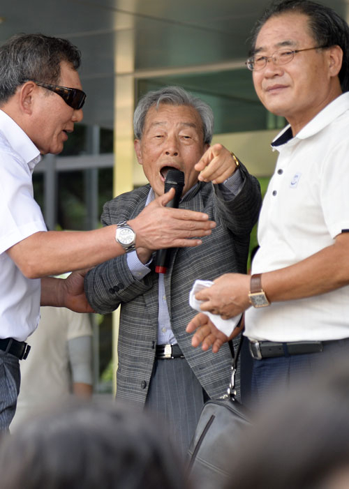 18일 고향 성주를 찾은 이상희 전 내무부 장관이 사드 배치와 관련해 발언하고 있다. 전병용 기자