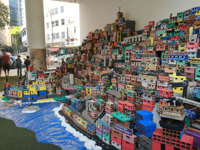 브라질의 리우 미술관(Museu de Arte do Rio) 입구에 설치된 파벨라 모형. 채정민 기자