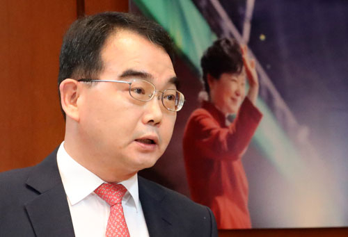 김성우 홍보수석이 19일 춘추관에서 이석수 특별감찰관이 한 언론사에 감찰내용을 유출했다는 의혹 보도와 관련 청와대 입장을 발표한 뒤 취재진의 질문에 답변하고 있다. 연합뉴스