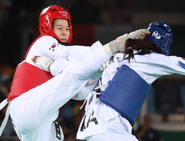 한국 여자 태권도의 오혜리가 19일 오후(현지시간) 브라질 리우데자네이루 올림픽파크 카리오카 아레나 3에서 열린 2016 리우올림픽 태권도 여자 67㎏급 결승전에서 하비 니아레(프랑스)를 상대로 발차기 공격을 하고 있다. 2016.8.20/연합뉴스