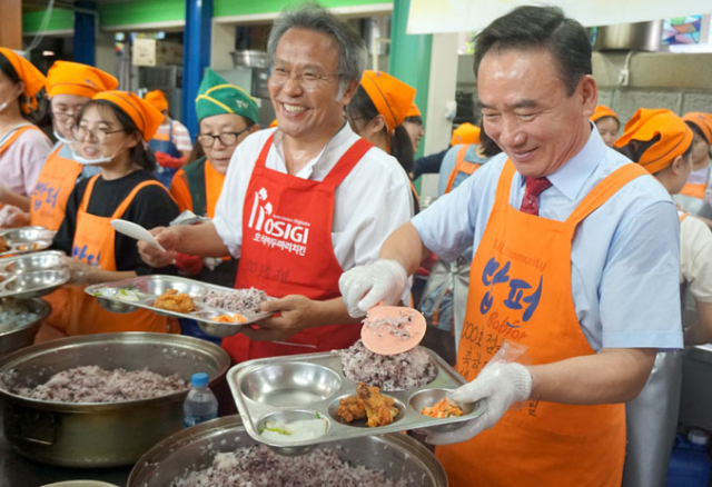 호식이두마리치킨이 서울 동대문구 청량리에서 1천호점 돌파 기념으로 밥퍼나눔운동본부와 함께 호식이두마리치킨 