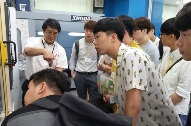 현지 연수에 참여한 영진전문대 일본기계자동차설계반 2학년생들이 도쿄공과대에서 카티아(CATIA) 실습을 하고 있다. 영진전문대 제공