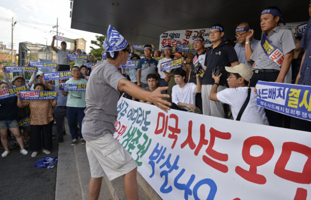 21일 오후 성주군청 현관에서 성주 사드 배치 철회 투쟁위가 제3후보지 검토안 제출을 결정한 결과를 발표하고 있다. 우태욱 기자 woo@msent.co.kr