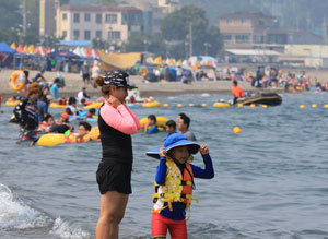 경북도내 해수욕장 25개소가 22일 일제히 폐장했다. 77일간 운영한 도내 해수욕장을 찾은 피서객은 지난해보다 7% 증가한 553만 명으로 집계됐다. 경북도 제공