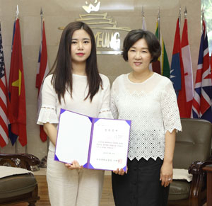 전문대학 글로벌 현장학습 선발 장학증서를 받은 유봄 씨(왼쪽)와 이채영 대경대 총장. 대경대 제공