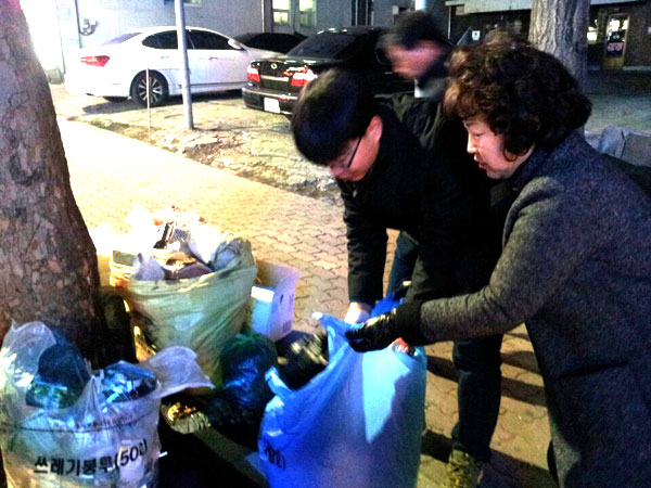 동구청은 CCTV 모니터링과 더불어 봉투를 개봉해 투기자를 추적하는 