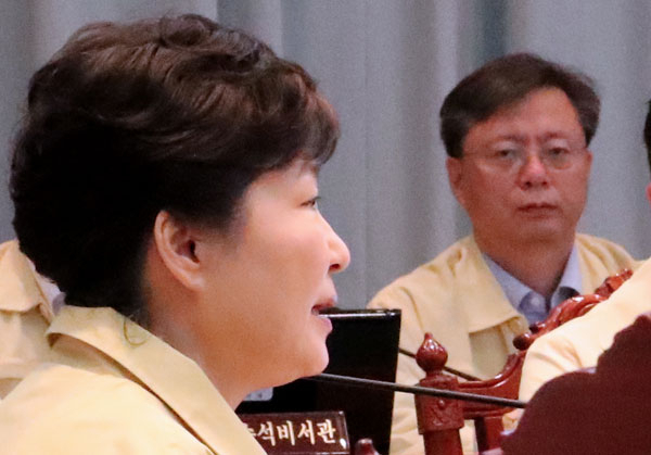 박근혜 대통령이 22일 청와대-세종청사 간 을지 국무회의를 주재하고 있다. 우병우 민정수석도 배석해 있다. 연합뉴스