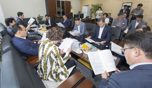 된더위로 농축수산물 피해가 잇따르자 경상북도의회 농수산위원회는 23일 농수산위원회 소회의실에서 경상북도와 피해 확산 방지 대책을 논의하고, 농축산 및 어가 지원 대책을 수립하는 등 폭염 피해 최소화에 전력을 기울여 달라고 주문했다. 경북도의회 제공