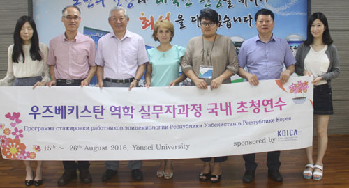 22일 우즈베키스탄 국립의료인력 재훈련 교육소의 역학담당교수 2명이 전염병 진단체계를 견학하려고 경북보건환경연구원을 방문했다. 경북도 제공