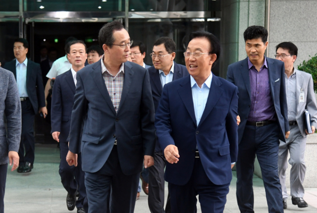 경북도가 한반도 허리 경제권 시대를 열어갈 초광역 협력과제 발굴과 조기 추진에 나섰다. 김관용(맨 앞줄 오른쪽) 경북도지사는 지난달 11일 전북도청을 방문해 송하진 전북도지사와 새만금-포항 고속도로 등 경북