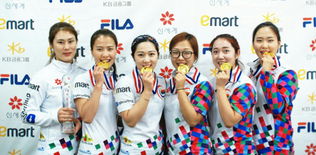 제16회 회장배 전국컬링대회 여자 일반부에서 우승한 경북체육회 선수단이 시상식에서 금메달을 깨무는 포즈를 취하고 있다. 경북컬링협회 제공