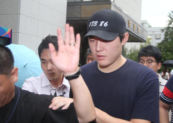 승부조작 혐의로 기소된 프로야구 NC 다이노스 투수 이태양(22)이 26일 경남 창원지법에서 집행유예를 선고받은 뒤 법정을 빠져나가고 있다. 창원지법 형사4단독(구광현 부장판사)은 이날 선고 공판에서 이태양에 대해 징역 10월에 집행유예 2년, 추징금 2천만원을 선고했다. 연합뉴스