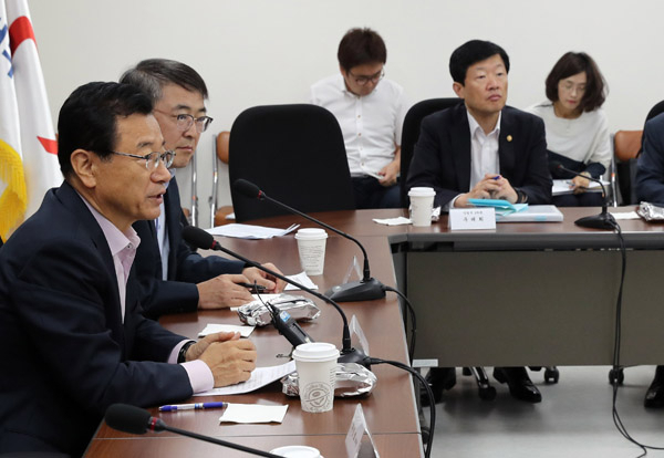 새누리당 이현재 의원이 26일 오전 국회에서 열린 전기요금 당정 TF 2차 회의에서 발언하고 있다. 연합뉴스