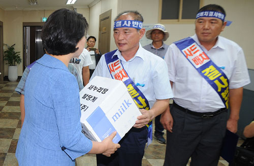 사드 배치 결정에 반발하는 성주지역 새누리당 당원들이 26일 새누리당 경북도당을 찾아 당직자에게 탈당서를 제출하고 있다. 성주 주민 10여 명은 이날 오전 당사 앞에서 기자회견을 하고 탈당서 1천100여 장을 제출했다. 김영진 기자 kyjmaeil@msnet.co.kr