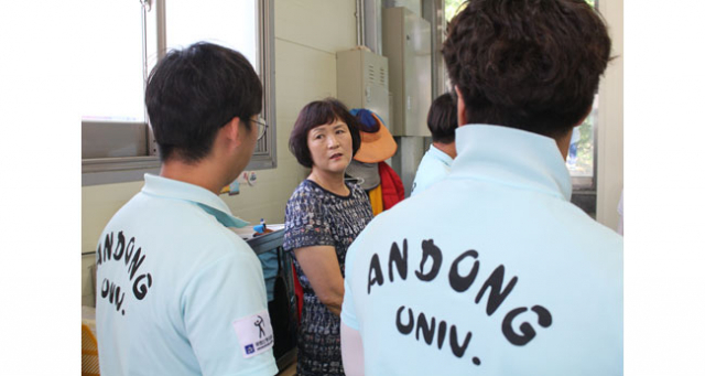 구본찬 선수와 같이 안동대학교를 찾은 어머니 김병란(53) 씨가 안동대 양궁부 연습장을 찾은 뒤 선수들과 이야기하고 있다. 어머니 김 씨는 