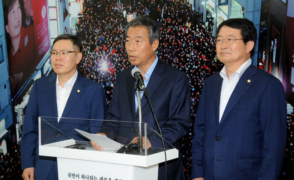 대구경북 새누리당 초선 의원인 정태옥, 정종섭, 백승주(왼쪽부터) 의원이 26일 오전 새누리당 대구시당에서 북한 잠수함발사탄도미사일(SLBM) 시험 발사 강행을 규탄하는 성명서를 발표하고 있다. 김영진 기자 kyjmaeil@msnet.co.kr