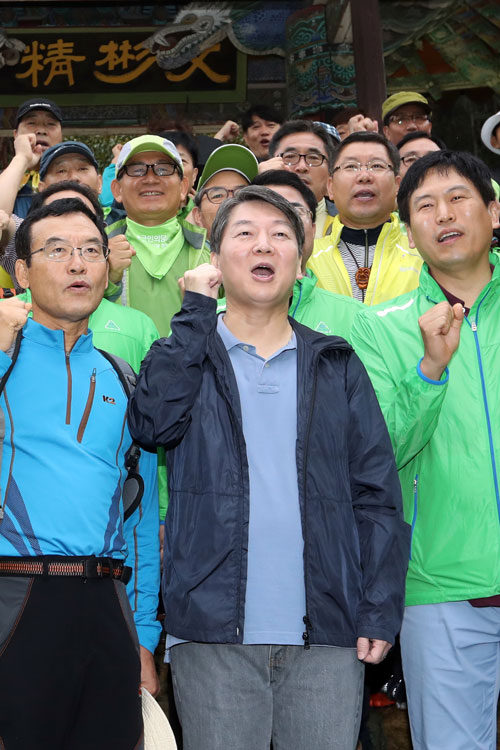 국민의당 안철수(가운데) 전 상임 공동대표가 28일 오전 광주 동구 운림동 무등산 문빈정사 입구에서 지역당원과 함께 파이팅을 외치고 있다. 안 전 대표는 이날 산행을 마치고 연 기자간담회 인사말에서 사실상 대권 도전을 선언했다. 연합뉴스