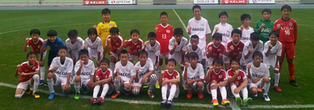대구를 찾은 일본 구루메시 유소년 축구선수단이 대구스타디움에서 친선 경기를 한 뒤 기념촬영하고 있다. 대구시체육회 제공
