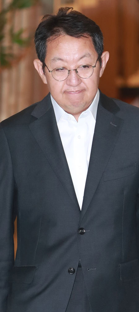 감찰내용 유출 의혹으로 검찰 수사를 받으며 청와대에 사표를 제출한 이석수 특별감찰관이 29일 오후 서울 종로구 청진동 특별감찰관실 사무소를 나서고 있다. 연합뉴스