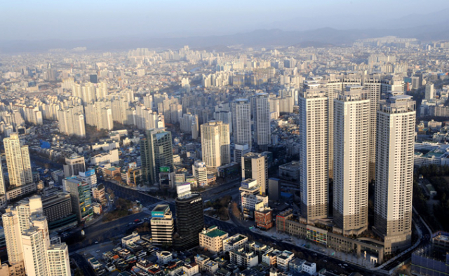 대구를 비롯한 지방 광역시도의 부동산 경기 침체가 현실화하고 있다. 대구의 한 아파트 밀집지역. 매일신문 DB