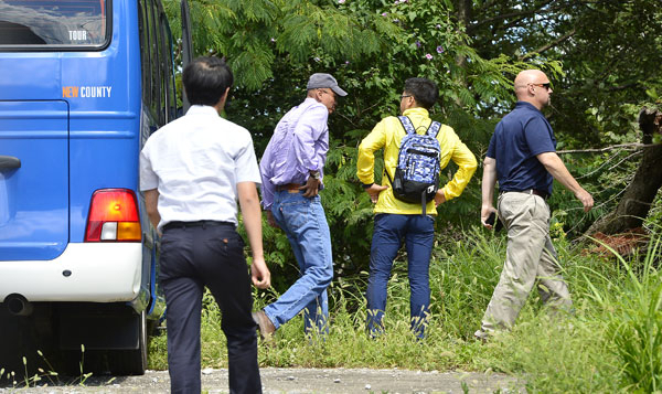 29일 사드 배치 한미공동실무단이 제3후보지 중 한 곳인 성주군 금수면 염속봉산을 현장실사 하기 위해 버스를 타고 방문해 이동하고 있다. 제3부지 후보지는 초전면 성주골프장, 금수면 염속봉산, 수륜면 까치산 등 3곳으로 알려졌다. 성일권 기자 sungig@msnet.co.kr