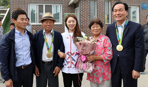 장혜진 선수가 30일 의성을 방문해 할아버지, 할머니와 기념사진을 촬영했다. 의성군 제공
