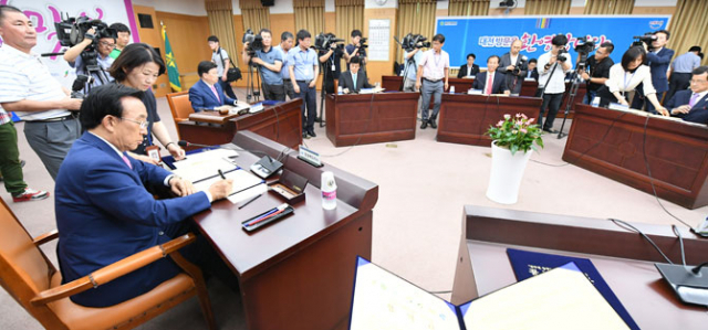 김관용 경북도지사 등 중부권 정책협의회 7개 시ㆍ도 수장들이 지난 6월 21일 대전시청에 모여 한반도 허리 경제권 협력을 논의하고 있다.