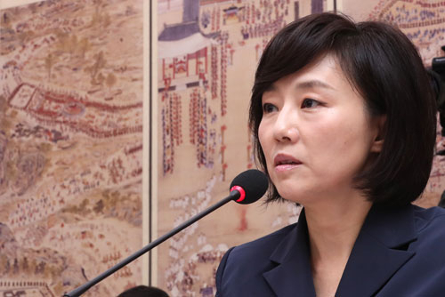 조윤선 문화체육관광부 장관 후보자가 31일 오후 국회 교육문화체육관광위원회에서 열린 인사청문회에서 의원들의 질의에 답하고 있다. 연합뉴스