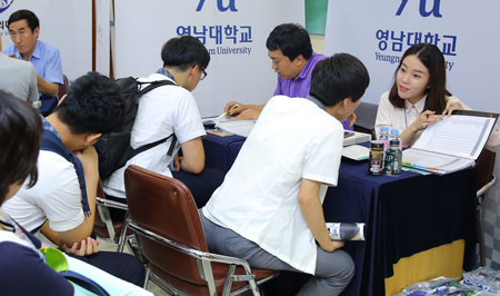 대구 서구 진로진학지원센터가 지난달 31일 관내 고교생들에게 희망하는 진로와 연계하여 대학 입시에 관한 상담을 해주는 