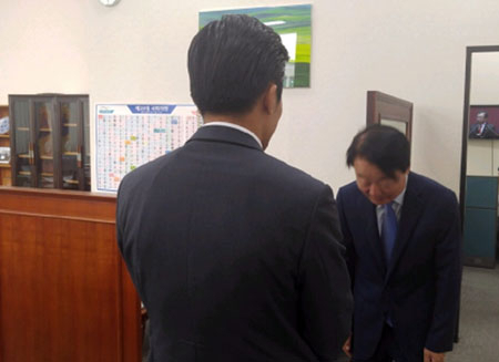 새누리당 한선교 의원이 국회의장실을 점거하는 과정에서 멱살을 잡은 의장 경호원을 지난 1일 직접 찾아가 사과했다고 5일 밝혔다. 연합뉴스