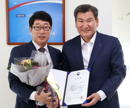 박인규(오른쪽) DGB대구은행장이 금융권 CEO 최초로 직업능력개발 유공 정부포상 장관 표창을 받고 최기동 대구고용청장과 기념촬영을 했다. DGB대구은행 제공